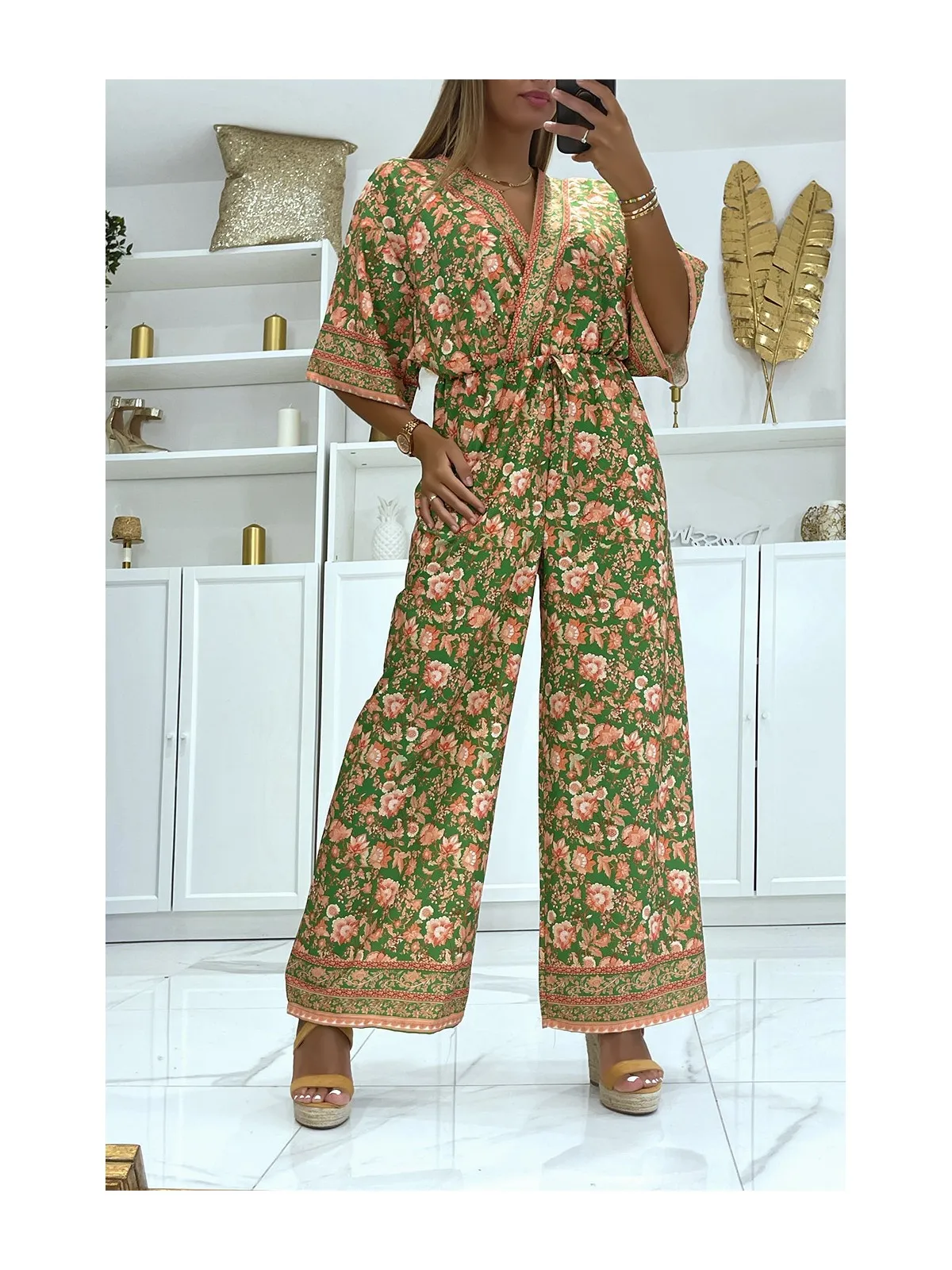 CoOOinaison pantalon patte déléphant orange et verte cintrée à la taille à magnifique imprimé floral