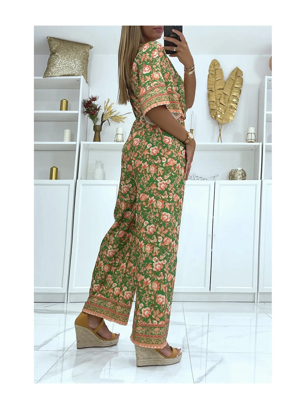 CoOOinaison pantalon patte déléphant orange et verte cintrée à la taille à magnifique imprimé floral