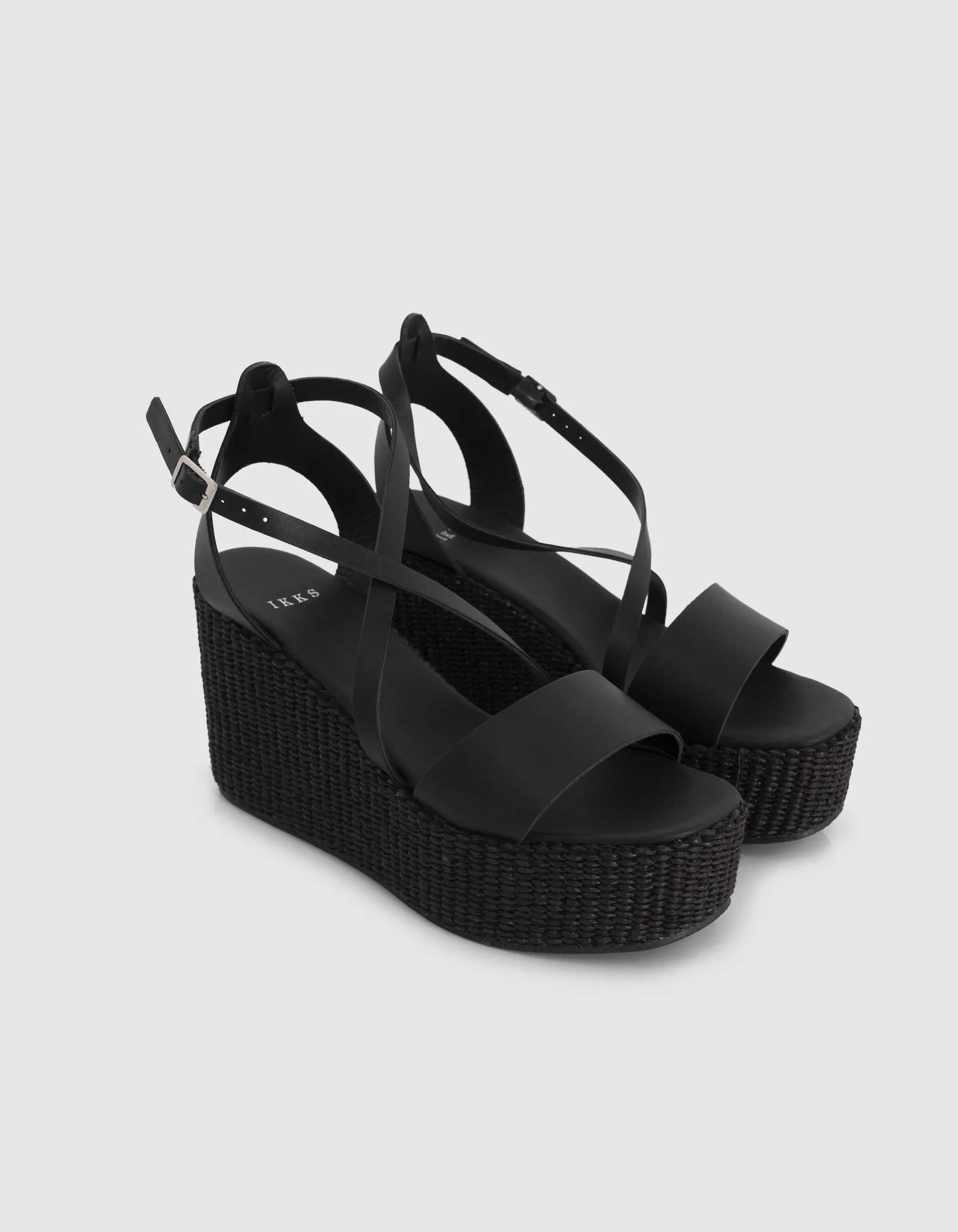 Sandales compensées cuir noir et talon raphia Femme